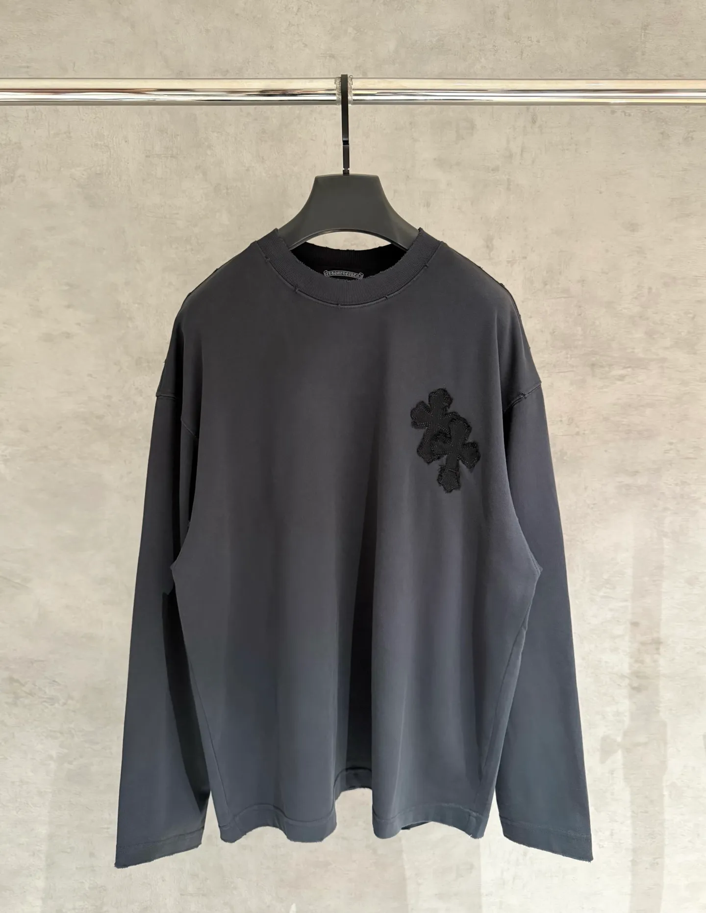 🅿️340 [Strict quality control] CH Croixin's new long-sleeved sweatshirt T-shirt. Heavy 340g double yarn fabric. Wash the whole garment twice. Frayed and torn on all four sides. Heavy fabric. The neckline is made of icy Solona. Loose fit. Deep, wide and stylish. No deformation or shrinkage. Color: 3 colors, black, white and gray. Size: M-2xl